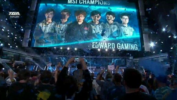 扎金花实战：为什么在酒桌局中，你的社交地位会影响你的博弈策略？（酒桌扎金花：社交地位如何左右你的博弈策略？）